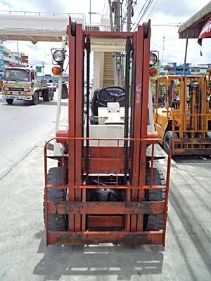 ขายรถยกนิสสัน 2 ตัน  เครื่องเบนซิน  กระบอกคู่ เสาสูง 3 เมตร   พวงมาลัยเพาเว่อร์  สีเดิมจากนอก นำเข้าจากญี่ปุ่น ใช้งานได้ทันที