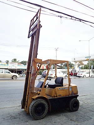 ขายรถยกมิตซูบิชิ 2.5 ตัน เครื่องเบนซิน  เสาสูง 3 เมตร พวงมาลัยเพาเว่อร์ สีเดิมจากนอก นำเข้าจากญี่ปุ่น ใช้งานได้ทันที