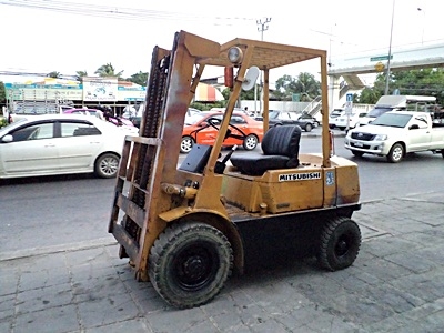 ขายรถยกมิตซูบิชิ 2.5 ตัน เครื่องเบนซิน  เสาสูง 3 เมตร พวงมาลัยเพาเว่อร์ สีเดิมจากนอก นำเข้าจากญี่ปุ่น ใช้งานได้ทันที