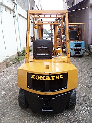 ขายรถยกโคมัสสึ 2.5 ตัน  เครื่องเบนซิน กระบอกคู่ งาสไลด์ข้าง ล้อหน้าคู่ เสาสูง 3 เมตร  พวงมาลัยเพาเว่อร์  สีเดิมจากนอก นำเข้าจากญี่ปุ่น ใช้งานได้ทันที