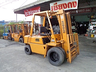 ขายรถยกโคมัสสึ 2.5 ตัน  เครื่องเบนซิน กระบอกคู่ งาสไลด์ข้าง ล้อหน้าคู่ เสาสูง 3 เมตร  พวงมาลัยเพาเว่อร์  สีเดิมจากนอก นำเข้าจากญี่ปุ่น ใช้งานได้ทันที