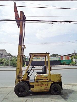 ขายรถยกโคมัสสึ 2.5 ตัน  เครื่องดีเซล กระบอกคู่ เสาสูง 4 เมตร งาเทด้ำ ยางตันใหม่ 4 ล้อ  งาย่าว 2 เมตร พวงมาลัยเพาเว่อร์  สีเดิมจากนอก นำเข้าจากญี่ปุ่น ใช้งานได้ทันที