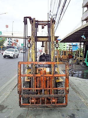 ขายรถยกโคมัสสึ 2.5 ตัน  เครื่องดีเซล กระบอกคู่ เสาสูง 4 เมตร งาเทด้ำ ยางตันใหม่ 4 ล้อ  งาย่าว 2 เมตร พวงมาลัยเพาเว่อร์  สีเดิมจากนอก นำเข้าจากญี่ปุ่น ใช้งานได้ทันที