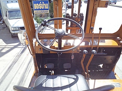 ขายรถยกโคมัสสึ 3.5 ตัน เครื่องดีเซลอีซูซุ  เสาสูง 3 เมตร พวงมาลัยเพาเว่อร์ สีเดิมจากนอก นำเข้าจากญี่ปุ่น ใช้งานได้ทันที