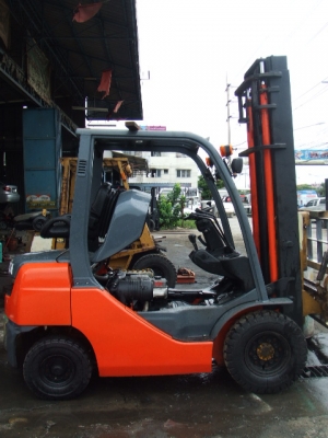 ขายด่วน TOYOTA รุ่น 8FD25 เสา4เมตร งาเทได้ ขายด่วน TOYOTA รุ่น 8FD25 เสา4เมตร งาเทได้