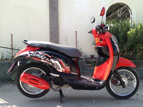 ขายscoopyสีเเดงดำ