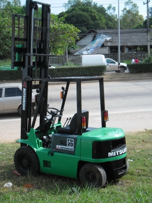 ขายด่วนรถยก MITSUBISHI  FD20 เครื่องยนต์ดีเซล S4E เกียร์ธรรมดา เสาสูง 4 เมตร ยางใหม่ 4 เส้น