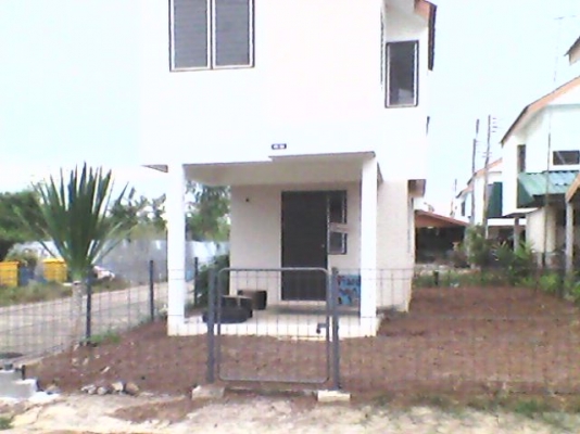 ขายบ้านสวย สองห้องนอน หนึ่งห้องน้ำ สองขั้น ติดถนนใหญ่ บรรยากาศดี