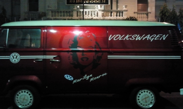 รถตู้แดง