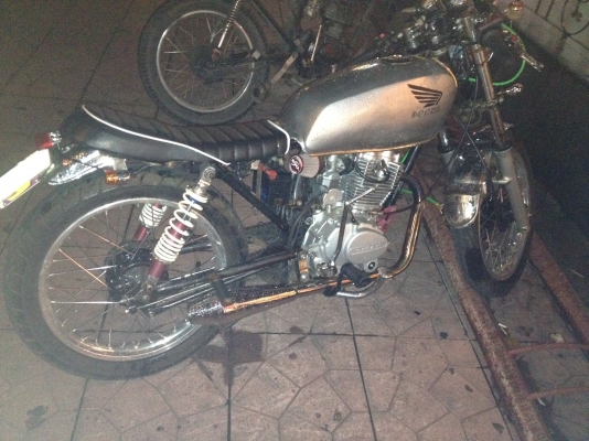 ขายฮอนด้า JX110 cafe เครื่อง lifan200 มีทะเบียนพร้อมโอน ไฟติดทุกดวง แบตหมด ขาย 26000 ราคาขาดทุนแล้วครับ ไม่ส่งมาดูแล้วรับเองครับ อยู่รังสิต 0877071004