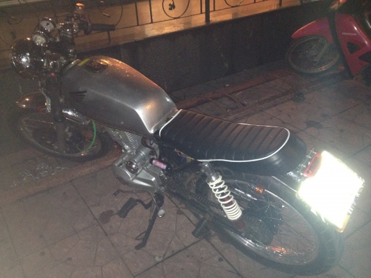 ขายฮอนด้า JX110 cafe เครื่อง lifan200 มีทะเบียนพร้อมโอน ไฟติดทุกดวง แบตหมด ขาย 26000 ราคาขาดทุนแล้วครับ ไม่ส่งมาดูแล้วรับเองครับ อยู่รังสิต 0877071004