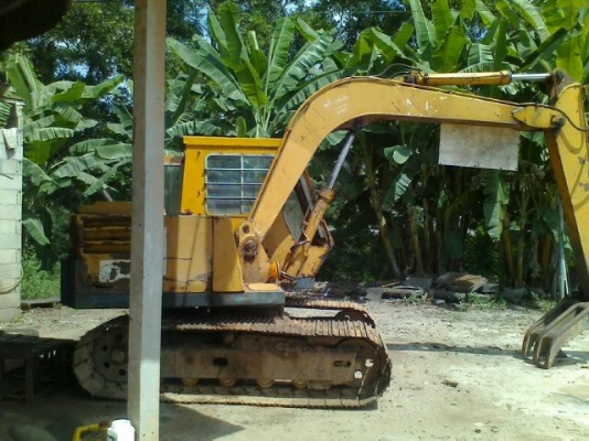 รถแบคโฮ KOMATSU  60-1  ( คีบไม้ยาง )