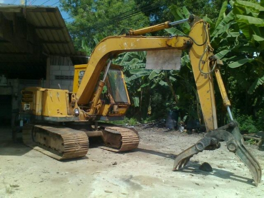 รถแบคโฮ KOMATSU  60-1  ( คีบไม้ยาง )