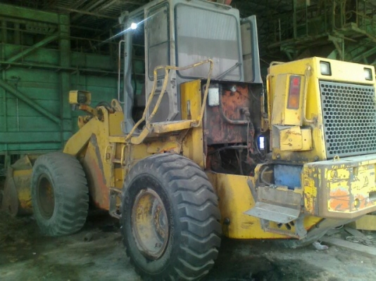 รถตัก ฮิตาชิ L100   มีตูเก่ง  ( ขายตามสภาพ )