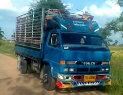 ISUZU NPR 115 HP 4BD1 กระบะคอกเหล็กยาว 4.30 เมตรสภาพสวยมากครับ หัวเก๋งมีหมวกสภาพบางเดิม ภายในเก๋งครบ พวงมาลัยเพาเวอร์ เกียร์ยาว ช่วงล่างใหญ่ติด F หน้า F หลังครบพร้อม เอกสารเล่มทะเบียนภาษีครบไม่มีขาดพร้อมโอนครับ