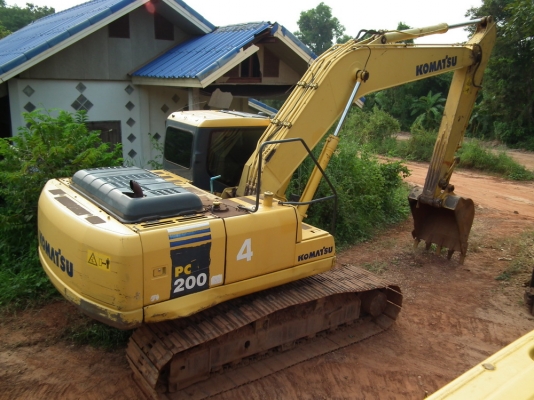 ขาย komatsu pc200-7  สภาพพร้อมใช้งาน ช่วงล่างเต็ม รถทำงานเร็วไม่มีโหลด ไม หมื่นกว่าชั่วโมง เอกสารเล่มทะเบียน