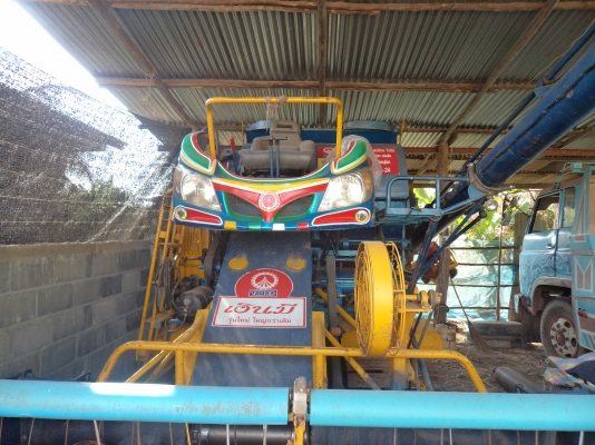 รถเกี่ยวข้าวเกษตรพัฒนารุ่นเงินมีปี 52 ( รุ่นใหม่ใหญ่กว่าเดิม)