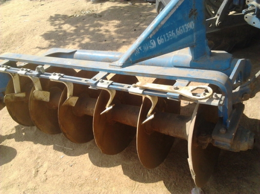 FORD 6600 - 1 เพลา เครื่อง T5 เอกสารเล่มทะเบียนครบ อุปกรณ์พร้อมใช้งาน มีใบดันหน้า ผานพรวนดิน 6 ผานพรวนดิน 3 เครื่องแน่นแรงดี ช่วงล่างดี ยาง 4 เส้นสภาพดี 60\% พร้อมทำงานครับ