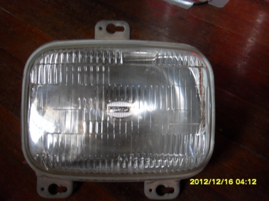 ต้องการขายอะไหล่ ม้าสด้า แฟมีเลีย ไฟหน้าเดิมขวา สวิทกุญแจใหม่