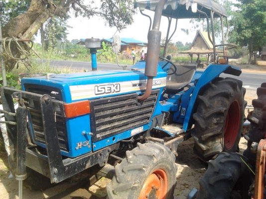 ISEKI TL 3200 - 2 เพลา สภาพดีมากพร้อมใช้งานได้เลยครับ อุปกรณ์มีให้ครบ มีใบดันหน้า ผานพรวนดิน 6 ช่วงล่างยางสภาพดี 60\% เอกสารสัญญาซื้อขายครับ