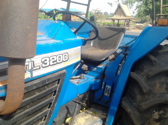 ISEKI TL 3200 - 2 เพลา สภาพดีมากพร้อมใช้งานได้เลยครับ อุปกรณ์มีให้ครบ มีใบดันหน้า ผานพรวนดิน 6 ช่วงล่างยางสภาพดี 60\% เอกสารสัญญาซื้อขายครับ