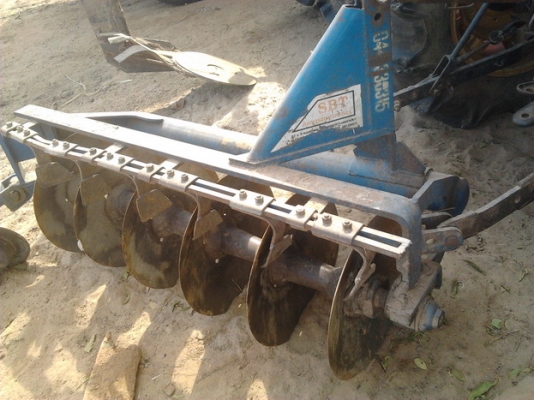 ISEKI TL 3200 - 2 เพลา สภาพดีมากพร้อมใช้งานได้เลยครับ อุปกรณ์มีให้ครบ มีใบดันหน้า ผานพรวนดิน 6 ช่วงล่างยางสภาพดี 60\% เอกสารสัญญาซื้อขายครับ