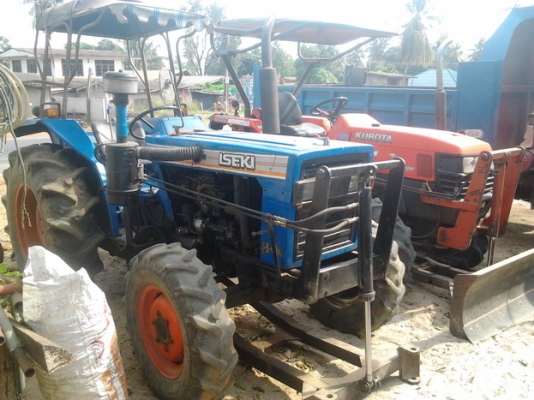ISEKI TL 3200 - 2 เพลา สภาพดีมากพร้อมใช้งานได้เลยครับ อุปกรณ์มีให้ครบ มีใบดันหน้า ผานพรวนดิน 6 ช่วงล่างยางสภาพดี 60\% เอกสารสัญญาซื้อขายครับ