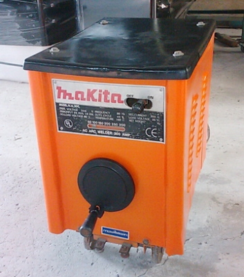 เครื่องเชื่อมไฟฟ้า 300แอมป์ (ไฟ220v. ยี่ห้อ makita)