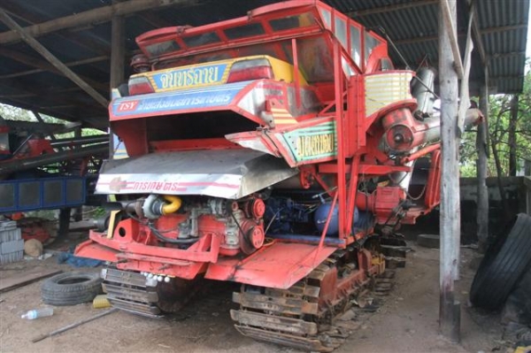 ขายรถเกี่ยวข้าว1คัน+รถเทลเลอร์1 คัน ใช้งานนาปี เจ้าของขายเอง