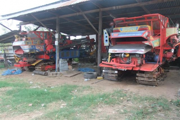 ขายรถเกี่ยวข้าว1คัน+รถเทลเลอร์1 คัน ใช้งานนาปี เจ้าของขายเอง