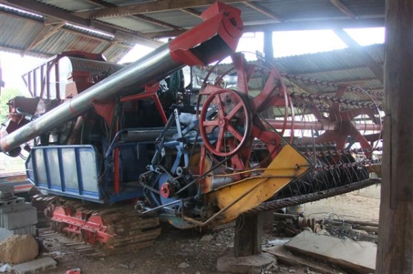 ขายรถเกี่ยวข้าว1คัน+รถเทลเลอร์1 คัน ใช้งานนาปี เจ้าของขายเอง