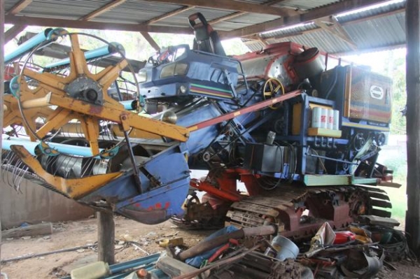 ขายรถเกี่ยวข้าว1คัน+รถเทลเลอร์1 คัน ใช้งานนาปี เจ้าของขายเอง