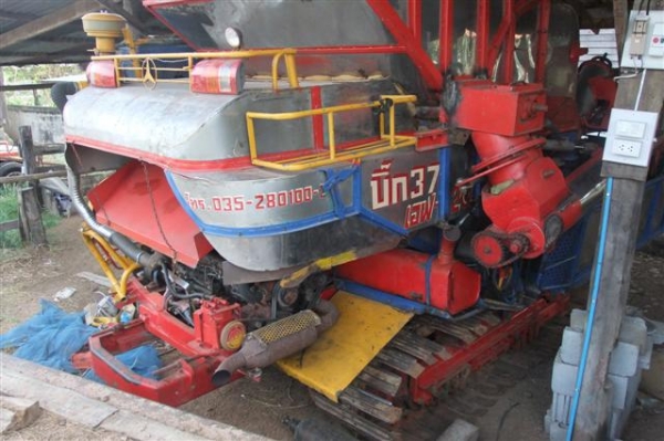 ขายรถเกี่ยวข้าว1คัน+รถเทลเลอร์1 คัน ใช้งานนาปี เจ้าของขายเอง