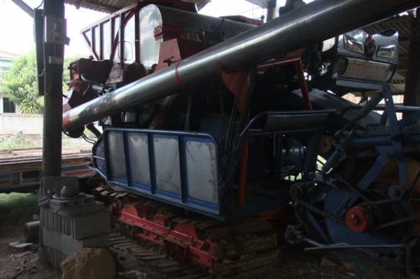 ขายรถเกี่ยวข้าว1คัน+รถเทลเลอร์1 คัน ใช้งานนาปี เจ้าของขายเอง