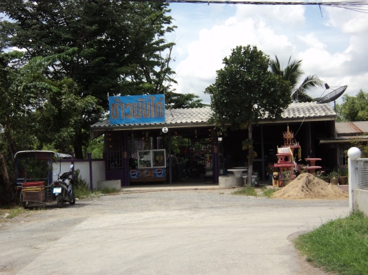 ฝากขายที่ดินพร้อมอาคาร เนื้อที่ 80 ตารางวา หน้ากว้าง 10 เมตรสนใจติดต่อโทร.083-713-8467