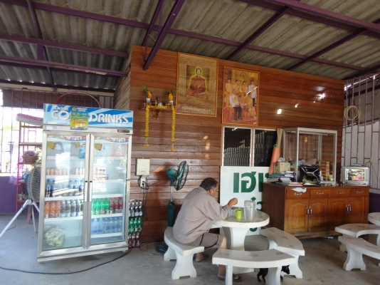 ฝากขายที่ดินพร้อมอาคาร เนื้อที่ 80 ตารางวา หน้ากว้าง 10 เมตรสนใจติดต่อโทร.083-713-8467