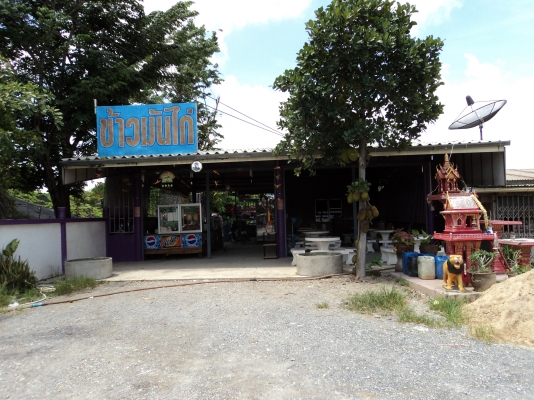 ฝากขายที่ดินพร้อมอาคาร เนื้อที่ 80 ตารางวา หน้ากว้าง 10 เมตรสนใจติดต่อโทร.083-713-8467