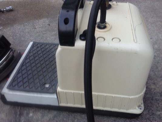 เตารีดไอน้ำพร้อมหม้อผลิตไอน้ำ สั่งกดที่เตารีดไอน้ำจะมาตามท่อเพื่อจ่ายไอน้ำ