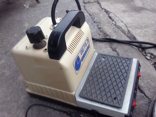 เตารีดไอน้ำพร้อมหม้อผลิตไอน้ำ สั่งกดที่เตารีดไอน้ำจะมาตามท่อเพื่อจ่ายไอน้ำ