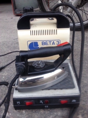 เตารีดไอน้ำพร้อมหม้อผลิตไอน้ำ สั่งกดที่เตารีดไอน้ำจะมาตามท่อเพื่อจ่ายไอน้ำ