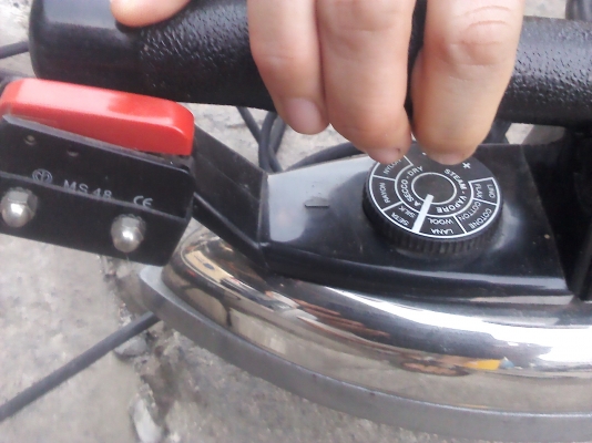 เตารีดไอน้ำพร้อมหม้อผลิตไอน้ำ สั่งกดที่เตารีดไอน้ำจะมาตามท่อเพื่อจ่ายไอน้ำ