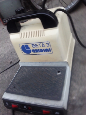 เตารีดไอน้ำพร้อมหม้อผลิตไอน้ำ สั่งกดที่เตารีดไอน้ำจะมาตามท่อเพื่อจ่ายไอน้ำ