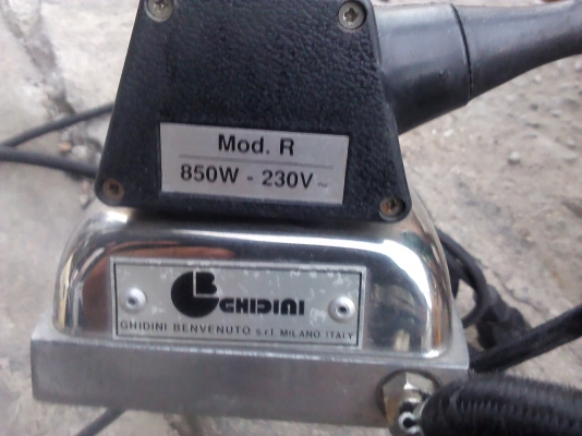 เตารีดไอน้ำพร้อมหม้อผลิตไอน้ำ สั่งกดที่เตารีดไอน้ำจะมาตามท่อเพื่อจ่ายไอน้ำ