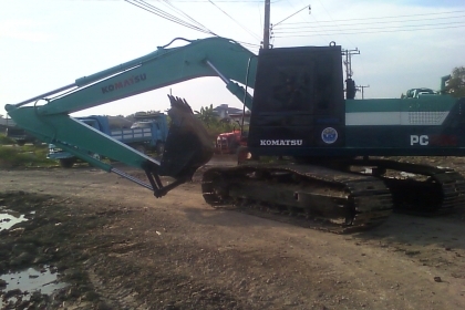 komatsu pc 200 รุ่น 3  สภาพพร้อมใช้งาน  มีเเอร์พร้อม