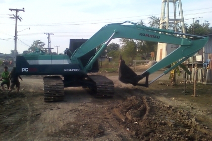 komatsu pc 200 รุ่น 3  สภาพพร้อมใช้งาน  มีเเอร์พร้อม