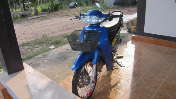 ลดๆๆๆ รับปีใหม่ครับขายเวฟ110สวยๆเดิมๆถุกๆครับ 12000บาท สภาพเดิมเครื่องดีไม่มีที่ติครับระบบไฟใช้ได้หมดครับไฟไมล์ไฟเกียขึ้นแตร์ ดังครับยางใหม่ดอกเต็มรถคนแก่ใช้...ใช้งานน้อยครับ ได้ไปราคานี้สุดคุ้มครับ ทะเบียน+ภาษีเต็มปี56พร้อมชุดโอนเรียบร้อยครับสนใจติดต่อ08