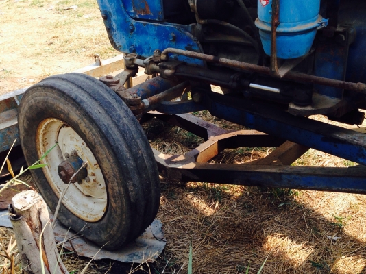 ขายรถไถFORD 77 - 1 เพลา  เลขเครื่อง T3 D4NN เลขเกียร์ C5NN ท้ายเบาะ C5NN รถสวยสภาพดีพร้อมใช้งาน อุปกรณ์ครบพร้อม มีใบมีดดันหน้า ผาน7สภาพดีมากพร้อมใช้งาน เอกสารซื้อขาย เครื่องแห้งแรงดี ระบบไฮดรอลิกส์ดี ยางหน้าหลังสภาพประมาณ 70\% ราคา 278,000