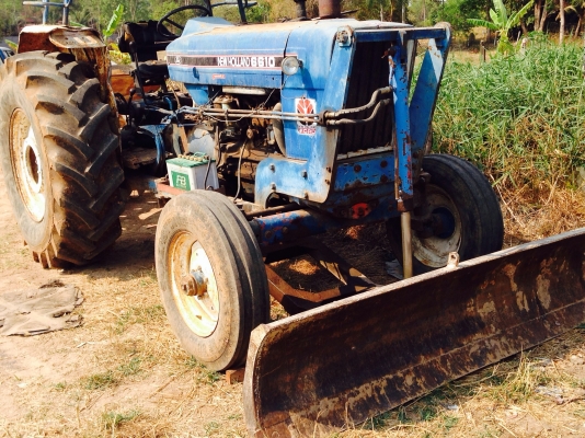 ขายรถไถFORD 77 - 1 เพลา  เลขเครื่อง T3 D4NN เลขเกียร์ C5NN ท้ายเบาะ C5NN รถสวยสภาพดีพร้อมใช้งาน อุปกรณ์ครบพร้อม มีใบมีดดันหน้า ผาน7สภาพดีมากพร้อมใช้งาน เอกสารซื้อขาย เครื่องแห้งแรงดี ระบบไฮดรอลิกส์ดี ยางหน้าหลังสภาพประมาณ 70\% ราคา 278,000