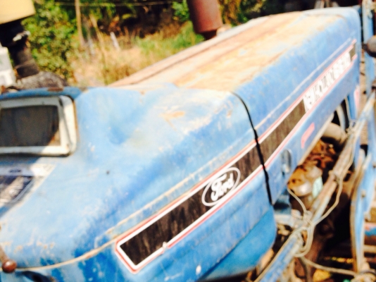 ขายรถไถFORD 77 - 1 เพลา  เลขเครื่อง T3 D4NN เลขเกียร์ C5NN ท้ายเบาะ C5NN รถสวยสภาพดีพร้อมใช้งาน อุปกรณ์ครบพร้อม มีใบมีดดันหน้า ผาน7สภาพดีมากพร้อมใช้งาน เอกสารซื้อขาย เครื่องแห้งแรงดี ระบบไฮดรอลิกส์ดี ยางหน้าหลังสภาพประมาณ 70\% ราคา 278,000