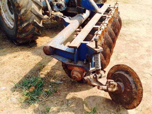 ขายรถไถFORD 77 - 1 เพลา  เลขเครื่อง T3 D4NN เลขเกียร์ C5NN ท้ายเบาะ C5NN รถสวยสภาพดีพร้อมใช้งาน อุปกรณ์ครบพร้อม มีใบมีดดันหน้า ผาน7สภาพดีมากพร้อมใช้งาน เอกสารซื้อขาย เครื่องแห้งแรงดี ระบบไฮดรอลิกส์ดี ยางหน้าหลังสภาพประมาณ 70\% ราคา 278,000